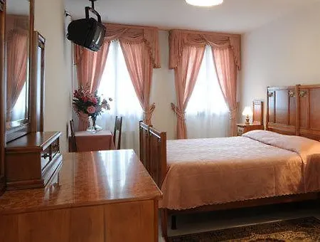 Stella D'oro בית הארחה 3*